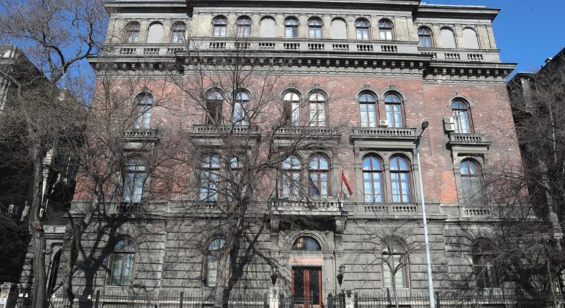 Lecsapott a Vagyonvisszaszerzési Hivatal - A SOTE épülete előtt jelent meg több rendőrautó