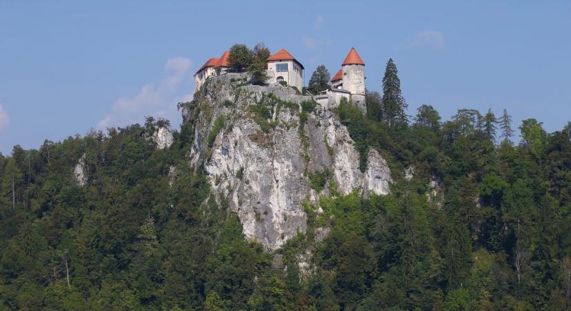 Helikopterrel szállítottak kórházba egy magyar gyereket, aki lezuhant a bledi várnál