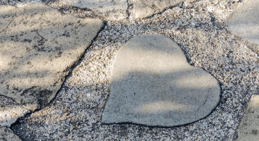 Rejtélyes kőszívek a Balaton-parton: hátborzongató titkot őriz a híres balatonudvari temető