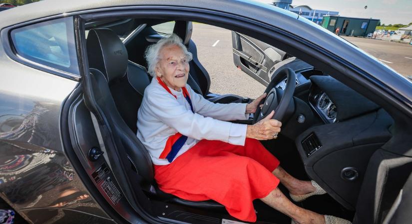 „Soha nem fogom elfelejteni” – Aston Martinnal száguldozott egy 98 éves nő
