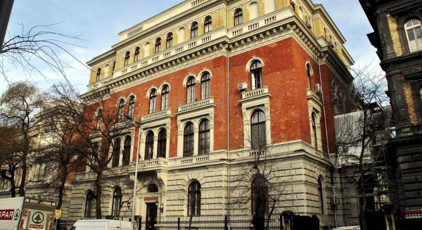 Rendőrök jelentek meg a Semmelweis Egyetemnél, pont akkor, amikor a miniszter a Tisztítótűzről posztolt