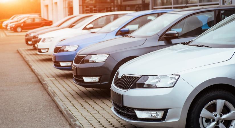 Háromszoros parkolási díjat és sokkal magasabb adókat javasol a nagyobb autókra a Levegő Munkacsoport