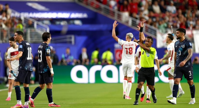 A világbajnokság legfurcsább kiállítása nagyon eltörpül a horrorsérülést okozó játékos büntetése mellett - napi vb-körkép és átigazolási hírek