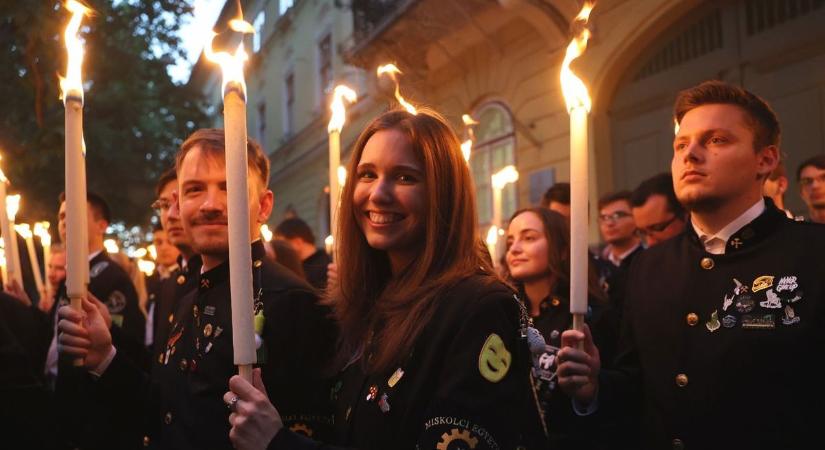 Szerdán Szalamander: fáklyás felvonulás volt Miskolcon (képekkel, videóval)