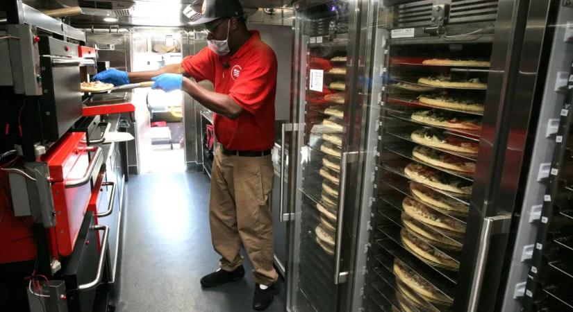 Egy vállalkozó futárautóban sütötte a pizzát, hogy az házhoz szállítva is rögtön a sütőből kerüljön az asztalra