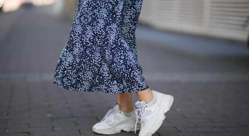 fekete sneaker divat