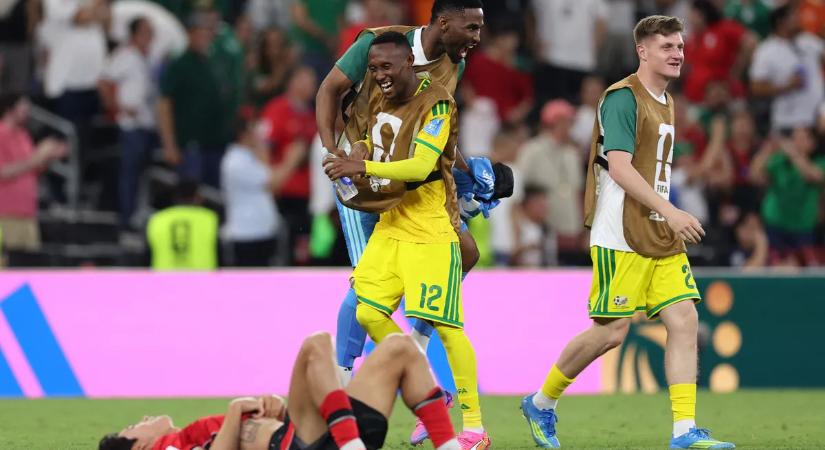 Mexikó hibátlan mérleggel jutott tovább, Dél-Afrika történelmet írt a foci-vb-n