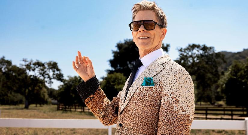 Kevin Bacon nevet váltott – babból készült ruhában jelentette be az okát