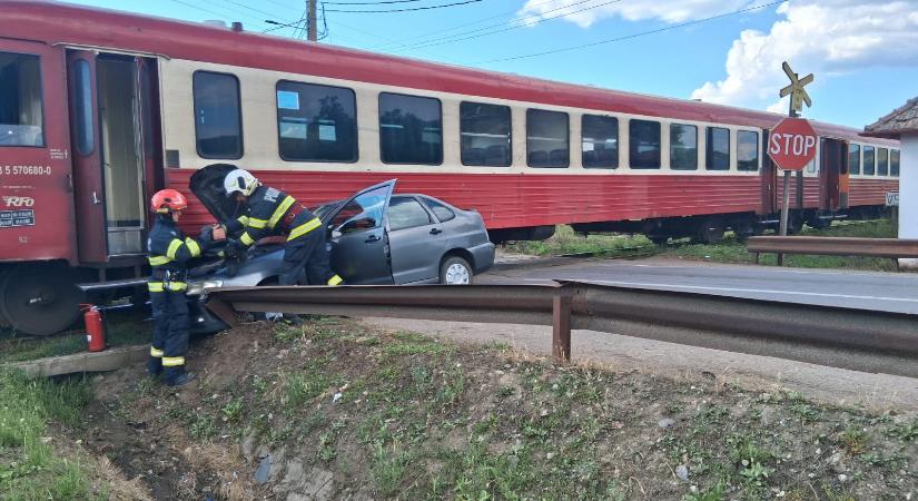 Személyvonattal ütközött egy autó a Maros megyei Bánffytanyán