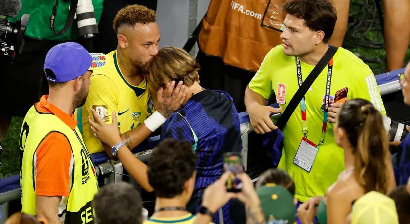 Könnyekben tört ki Neymar: a pályán rohant hozzá a kisfia, de a biztonságiak közbeléptek – videó
