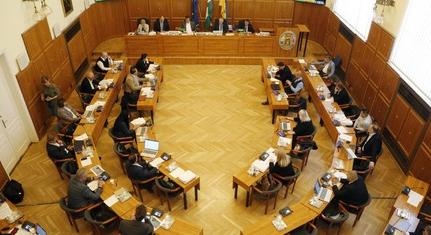 A képviselői juttatások befagyasztásáról is dönthet a pécsi közgyűlés