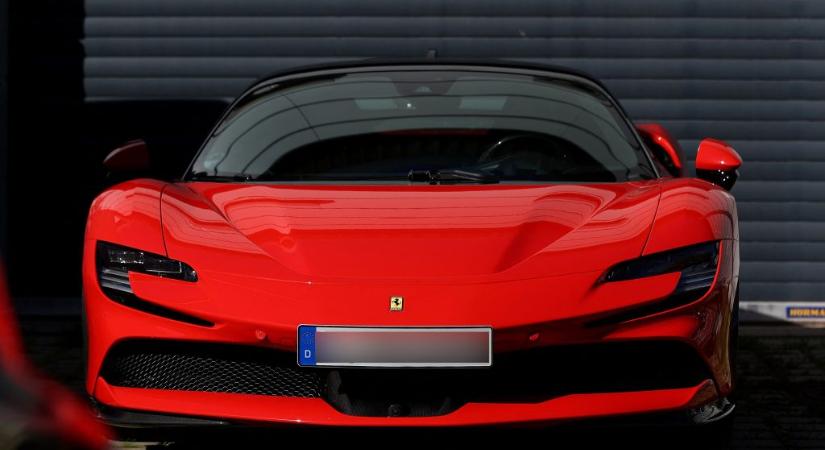 Újabb Ferrari luxusautót fotóztak a korrupciós ügybe keveredett Hungast-tulajdonos cég parkolójában