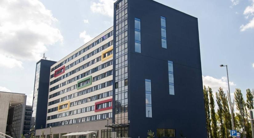 Miközben az oktatók a fizetésük miatt panaszkodnak, Dézsi öt év alatt közel 140 millió forintot tett zsebre az Széchenyi István Egyetementől