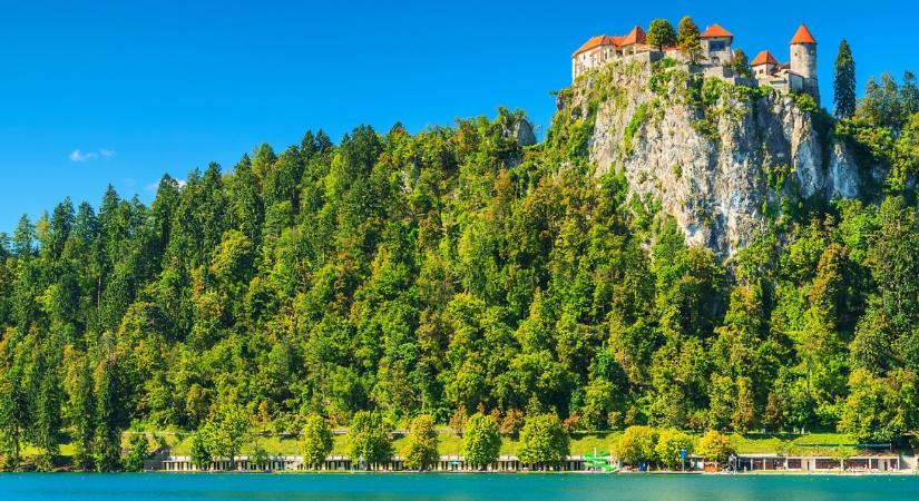A mélybe zuhant egy magyar gyerek a bledi várnál – Súlyosan megsérült!