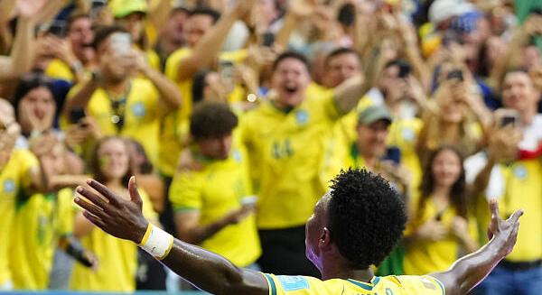 Brazília simán verte Skóciát, Vinícius duplájával csoportelsőként jutott tovább