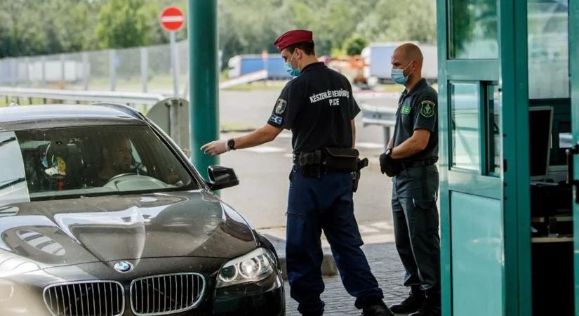Figyelmeztetést adott ki a NAV, egyetlen szuvenír miatt is pórul járhat a nyaraláson