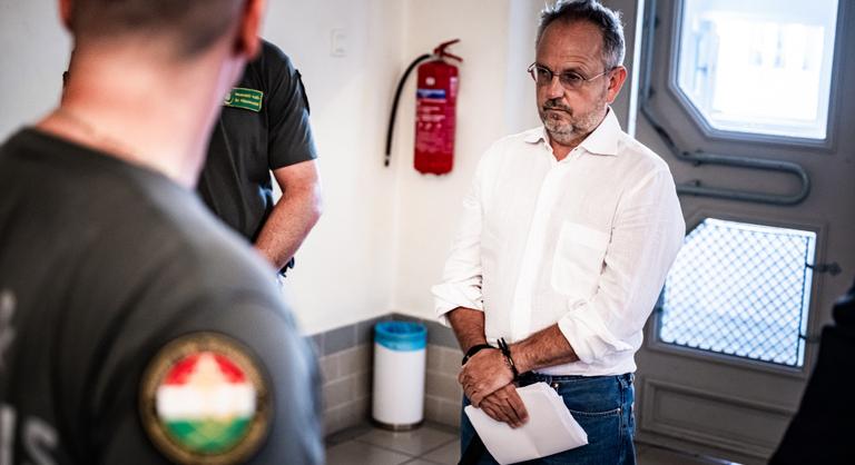 Hamarosan eldől, szabadlábon védekezhet-e Bús Balázs, kezdődik a fideszes politikus letartóztatási tárgyalása