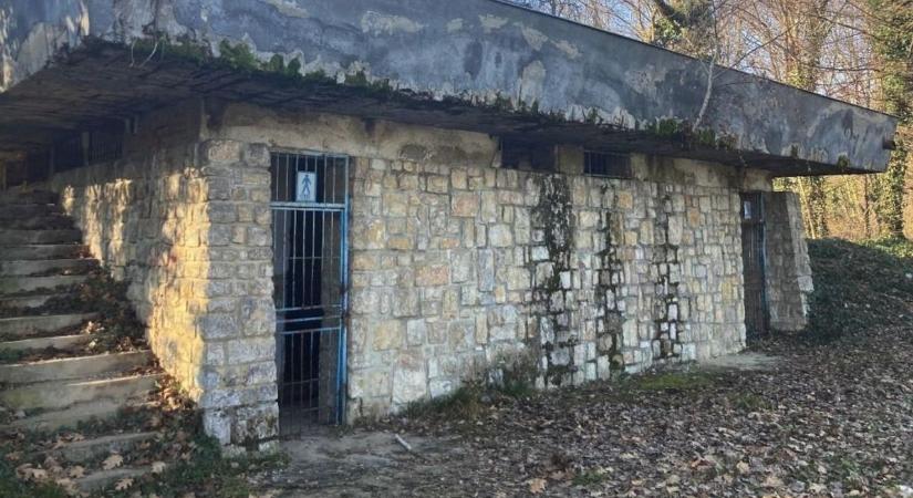 Meggyújtották a vécében éjszakázó férfi ruháját, videóra vették a brutalitást a kegyetlen fiatalok