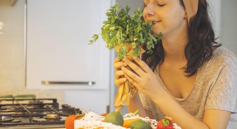 Nem hinnénk, de ezt teszi a petrezselyem a szervezetünkkel