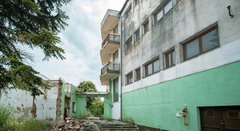 Sokkoló állapotban a balatoni üdülő: omladozó, penészes falak és romos szobák