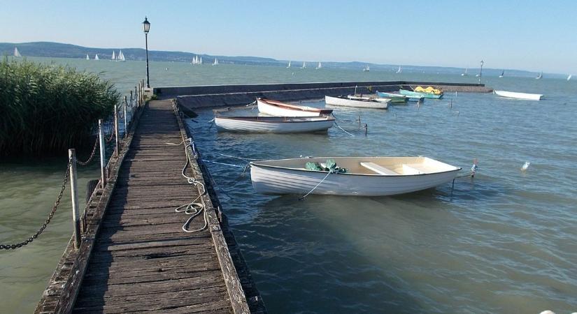Visszakapják a balatonlelleiek a láncokkal lezárt hullámtörő mólókat – balesetveszélyesek voltak, de pénz nem akadt rá