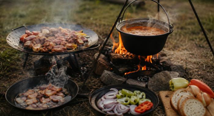 Füst, parázs, jó társaság – ezért szeretjük a szabadtéri sütés-főzést