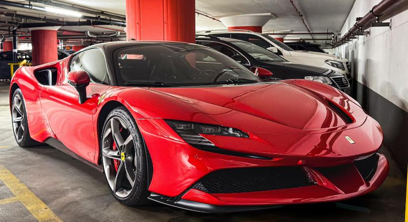 Újabb Ferrarit fotóztak le a Hungast-tulajdonos parkolóhelyén