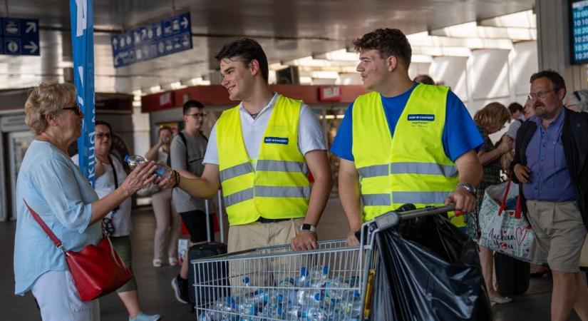 Vizet osztanak a forgalmasabb vasútállomásokon