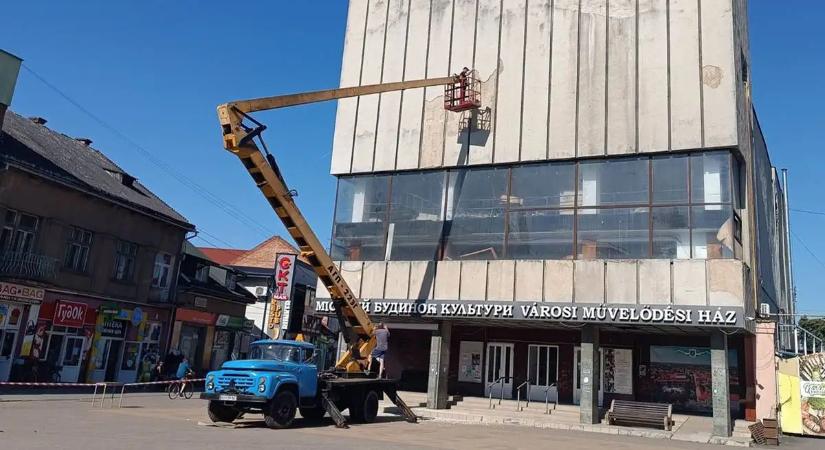 Veszélyessé vált a beregszászi Kulturális és Szabadidő Központ homlokzata