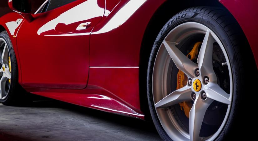 Egy másik, 200 milliós Ferrari is parkol a korrupcióban érintett Hungast anyavállalatának parkolójában