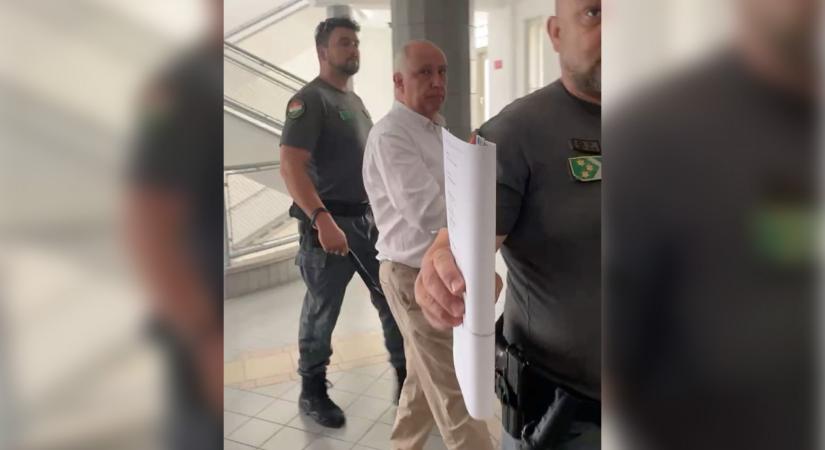 Ilyen, amikor vezetőszáron visznek bíróságra egy egykori fideszes polgármestert