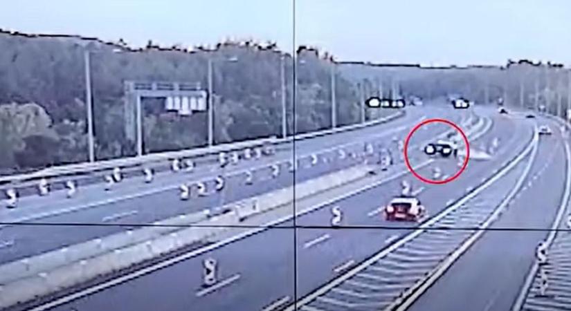 Videón a borulás! Oldalra vágták a kocsit az M3-ason – megszólalni is alig tudott a sofőr, de nem a sokktól