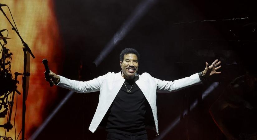 Lionel Richie rosszul lett a színpadon, félbeszakadt a koncertje