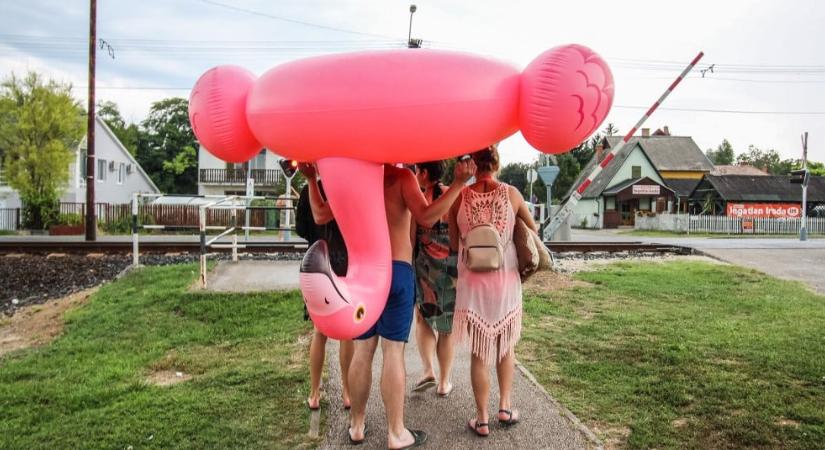 Kiakadtak a strandolók a Balatonnál, vérlázító szabályokat vezettek be a parton