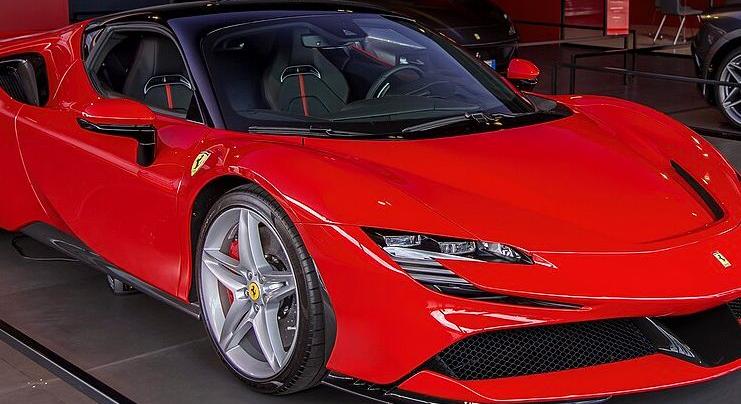 Újabb Ferrarit találtak a közétkeztetésből kaszáló cég parkolóhelyén