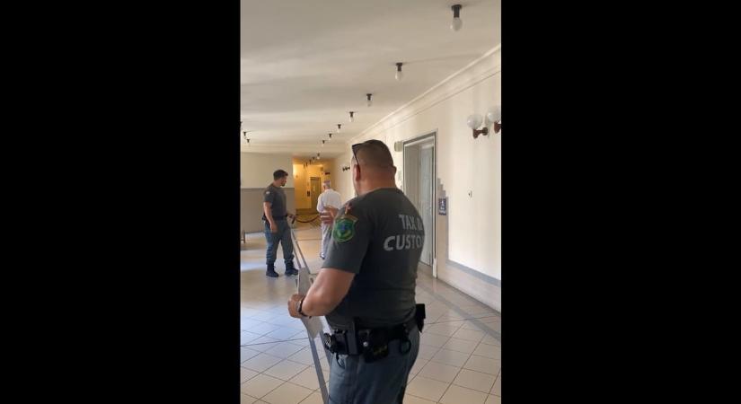 Videón, ahogy vezetőszáron viszik Ughy Attila volt fideszes polgármestert