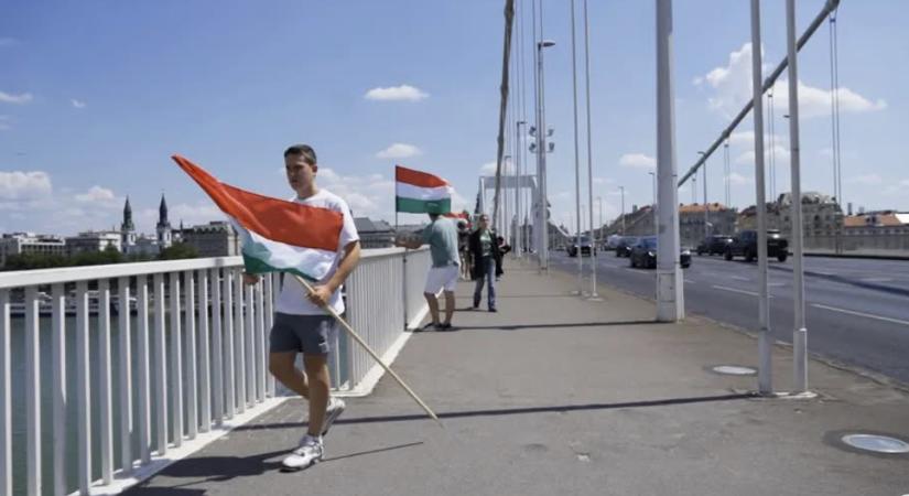 Dunába hajították a magyar zászlókat az Erzsébet hídról