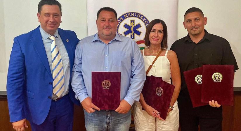 Elismerések sorát kapták a pápai mentők