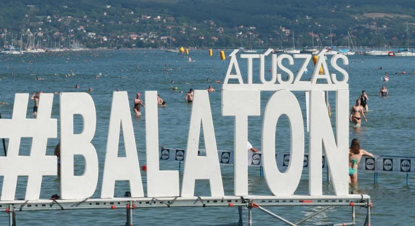 Alacsony a víz, ideiglenes stéget építenek a Balatonra az idei Balaton-átúszás miatt