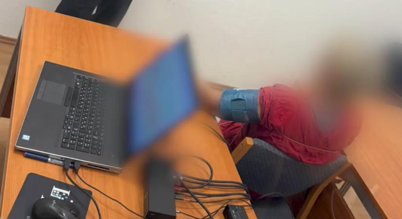 Ő a tápiószőlősi gyilkos, akinek egyik áldozatát egy szőnyegbe csavarva találták meg - videón a kihallgatás