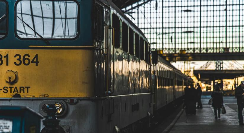 Dráma a Keletiben: vágánybaknak hajtott a mozdonyvezető, több utas megsérült