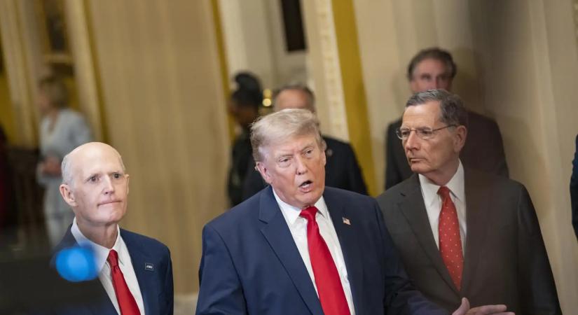 „Úgy zuhannak az olajárak, mint a szikla, a kutakon mégis lehúzzák a vevőket” – Trump keményen megfenyegette az olajtársaságokat