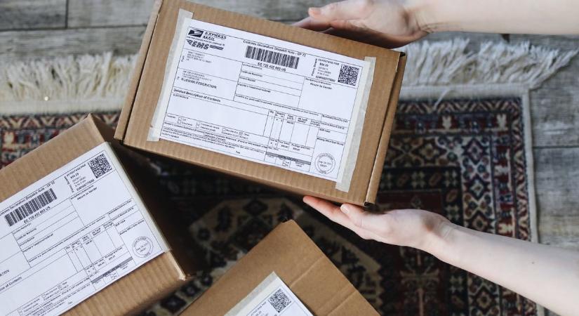 Káosz a csomagküldésben: pánik alakult ki a vámok miatt, késnek a rendelések