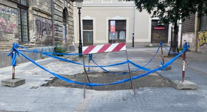 Egy hete nem képesek megjavítani egy úthibát, zsákutca Szabadka központjában
