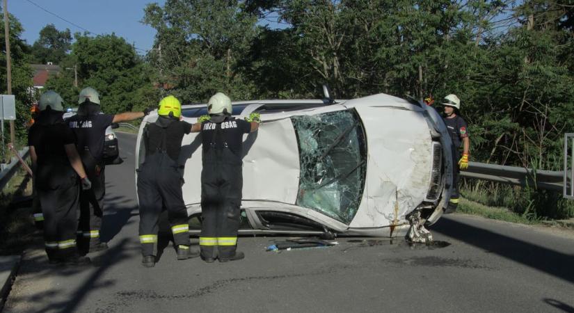 Horrorbaleset Fejérben: Átszakította a korlátot és a mélybe zuhant az autós (galéria)
