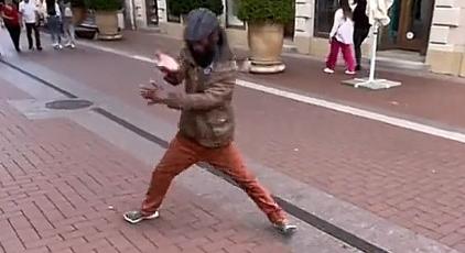 Eltűntként keresik Szeged városának TikTok-hírességét, a részeges karatemestert