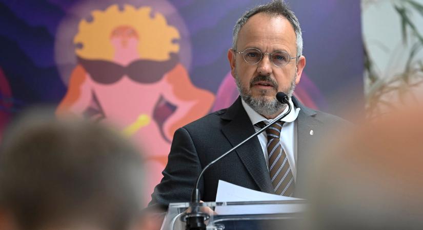 Letartóztatták Bús Balázst, az NKA volt alelnökét – vezetőszáron vitték a bíróságra