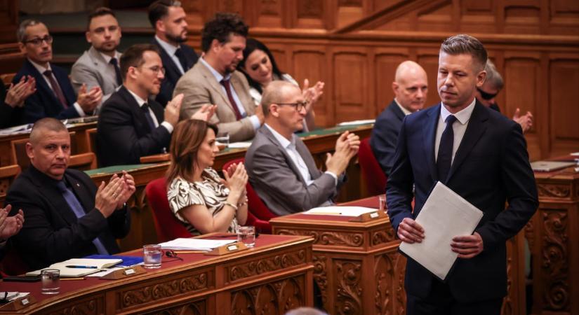 Standard-kommentár: Forradalminak tűnhet a Tisztítótűz, de Magyar Péter éles retorikája ellenére sem viselkedik forradalmár vezérként