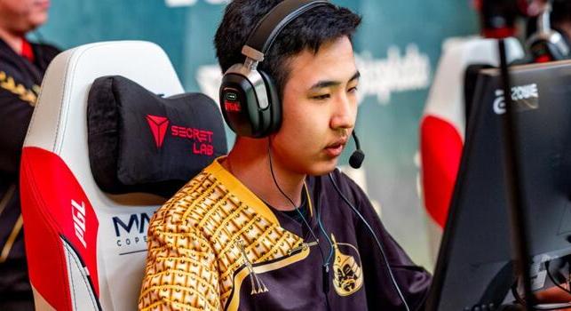 Nem ereszti s1mple az új mongol haverját