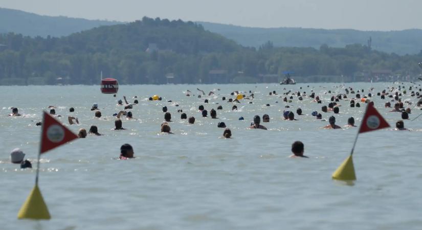 Kongatják a vészharangot: Különleges logisztikai mentőakció kell a 44. Balaton-átúszáshoz az aszály miatt